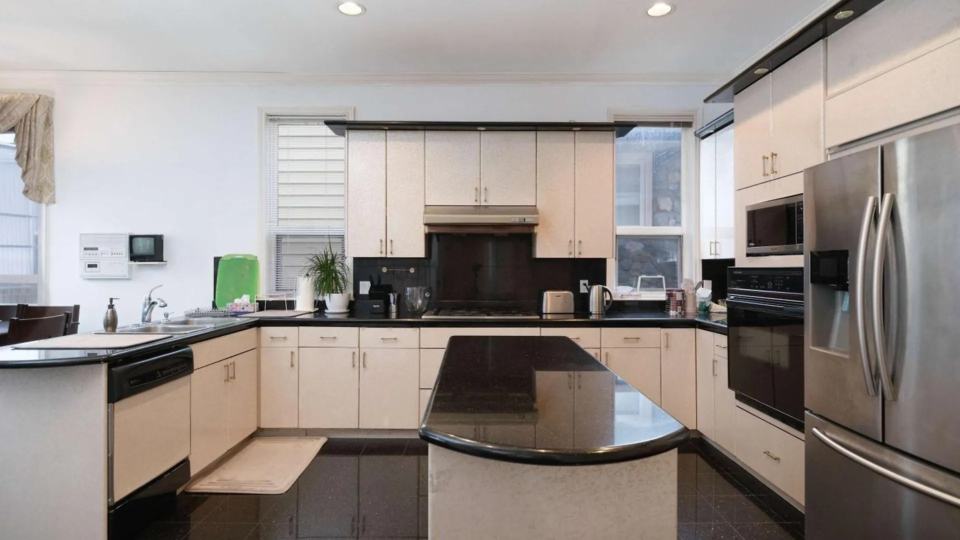 Private Room With Private Washroom In Homestay Vancouver