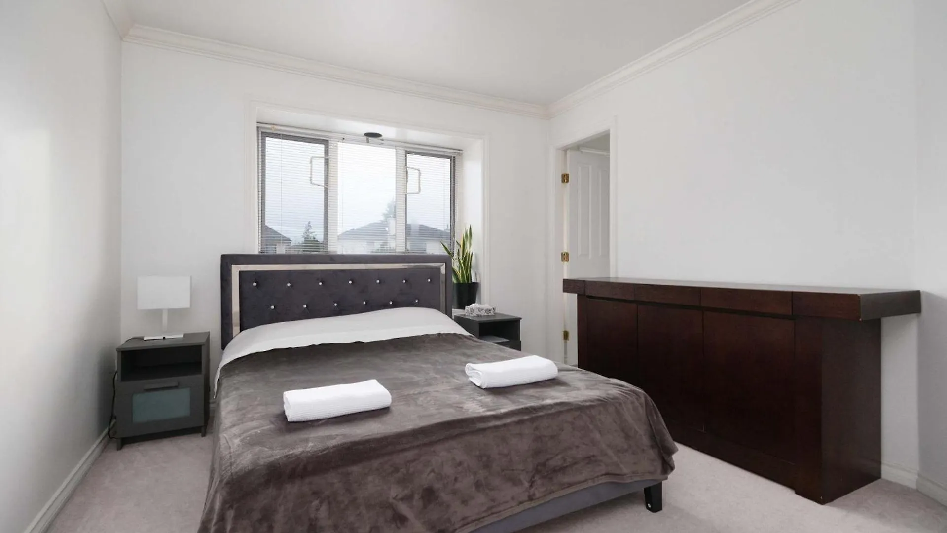 Private Room With Private Washroom In Homestay Vancouver Canada